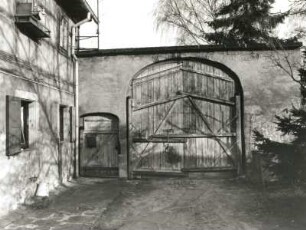 Dresden-Strehlen, Altstrehlen 10. Wohnstallhaus (1814). Portalanlage (1815). Hofseite