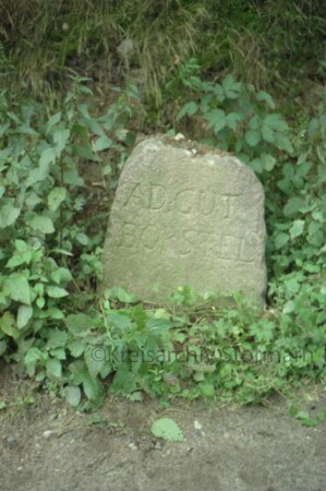 Gräberkate: Grenzstein [Nr. 7] Gut Borstel: Inschrift "Ad Gut Borstel"