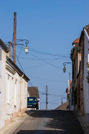 Frankreich. Champagne Ardenne. Marne. Avize. Hauszeile mit Stromkabeln