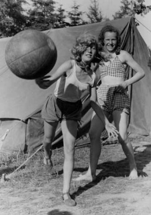 Scharbeutz-Pönitz. Im Zeltlager spielen Mädchen mit einem Medizinball