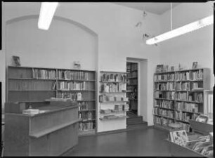 Empfangsbereich im Lesesaal der Stadtteilbibliothek West/Ingeborg-Bachmann-Bibliothek