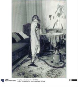 Frau in Kleid