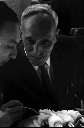 12. Tagung 1962 Physik; Bayrisches Frühstück: James Franck und Nachbar (Robert Hofstadter angeschnitten links)