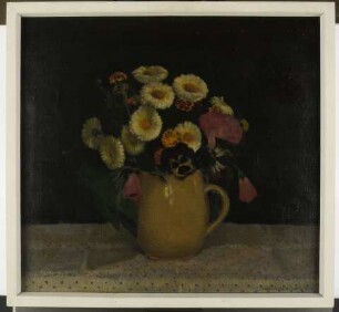 Blumen im Tonkrug