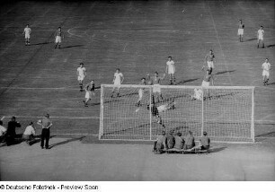 Blick auf das Spielfeld des Walter-Ulbricht-Stadions während eines Fußballspiels