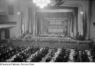 Publikum und Podium des Kongreßes des Jungen Brigadiers