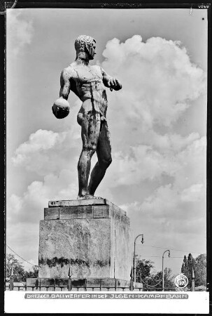 Dresden, Statue Ballwerfer in der Ilgen-Kampfbahn