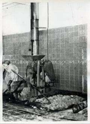 Arbeiter an der Chromsäuremühle im VEB Galvanotechnik Leipzig
