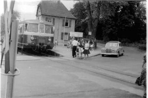 Landesbahnhof Hechingen, MAN-Triebwagen von 1960, Bahnübergang noch ohne Blinkanlage