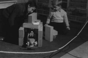 Spielzeug-Ausstellung im Pergamon Museum : Kinder beim Spielen in der Ausstellung