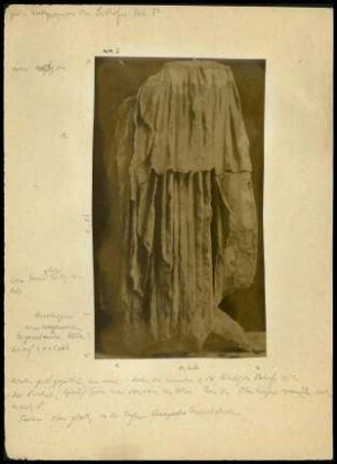 Stehende weibliche Figur