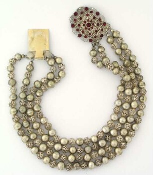 Kette (Vierreihige Silber-Perlenkette mit Filigranschloss und Glasflüssen)