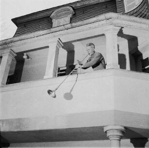 Markneukirchner Cocktail : Musikinstrumenten-Museum Markneukirchen. Mann bläst Aida-Trompete vom Balkon des Paulus-Schlössel