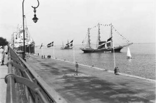 Reisefotos Dänemark. Kopenhagen. Segelschiffe im Hafenbecken. Links hinten das Passagierschiff "Monte Rosa" am Kai. Ansicht mit Danebrog