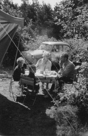 Waren (Müritz). Camper mit PKW auf dem Campingplatz Ecktannen