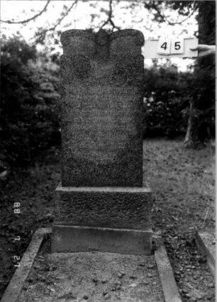 Grabstein 45 (Index: 100110147) Material: Granit Zustand: leicht verwittert Maße HxBxT: 156x55x19 cm Beschreibung: Stele, getreppter Sockel, Abschluß: Sonderform Symbolik: Davidstern: Grabstein 45