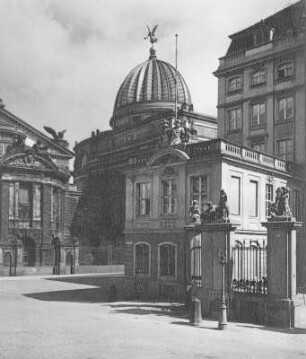 Coselpalais : Blick vom Coselpalais zum Ausstellungsgebäude des Sächsischen Kunstvereins