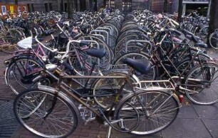 Amsterdam - Fahrradparkplatz : Fahrradparkplatz im Zentrum. Aufgenommen in Amsterdam 2001