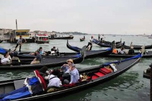 Chinesische Touristen : Chinesische Touristen werden in Gondeln befördert. Aufgenommen in Venedig am 13. Mai 2009
