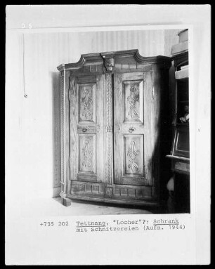 Schrank mit Schnitzereien