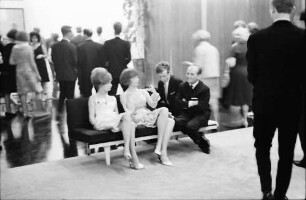 Berlin: Deutsches Opernhaus; Foyer in der Pause, zwei Damen auf Bank