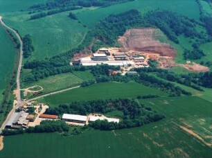Teistungen, Hundeshagener Straße 3. Ziegelwerk Erlus AG. Luftbild-Schrägaufnahme von Westnordwest