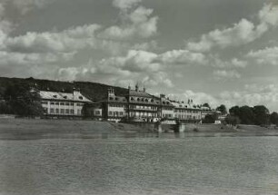 Schloss Pillnitz über die Elbe gesehen