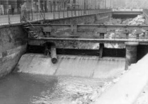 Leipzig-Hochwasser, Harkortstr., Wehr mit Baumstamm, 13.7.54, 13:35 Uhr