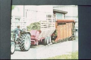 Fotografie: Erntetechnik, Dosierstation, Fördergebläse, Heuturm, Tandemachsanhänger