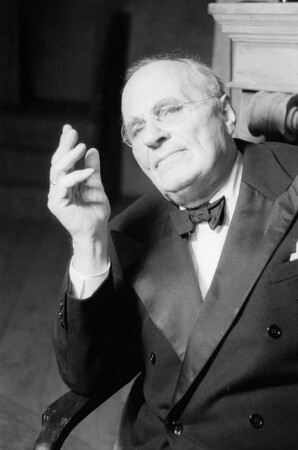 Szenenbilder aus dem Stück "Die Sonnenbrucks" von Leon Kruczkowski am Deutschen Theater Berlin