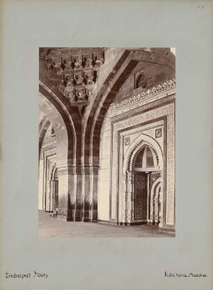 Killa-Kona-Moschee, Indrapat: Innenraum mit Kielbogenportal und Stalaktitengewölbe