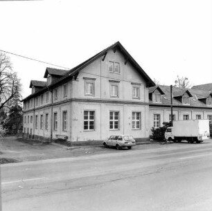 Dresden-Pillnitz, Pillnitzer Platz 2. Ehem. Gartenbauschule (Hochschule für Technik und Wirtschaft Dresden, Fakultät Landbau/Landespflege, 2. H. 19. Jh.). Straßenansicht des linken Flügels