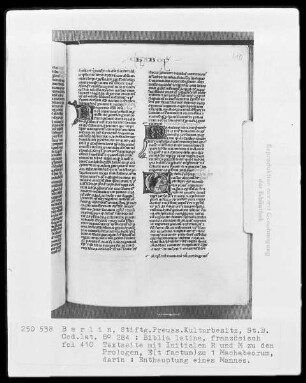 Biblia latina — Initiale E (t factum), darin Enthauptung eines Mannes, Folio 410recto