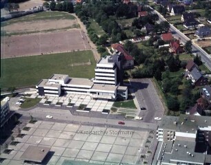 Rathaus: Luftbild: im Vordergrund Rathausplatz, im Hintergrund links Sportplatz auf dem Stormarnplatz, im Hintergrund rechts Klaus-Groth-Straße