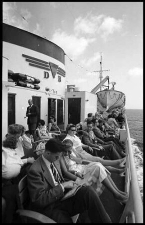 Grossenbrode: Publikum am Promenadedeck, Fährschiff Theodor Heuss