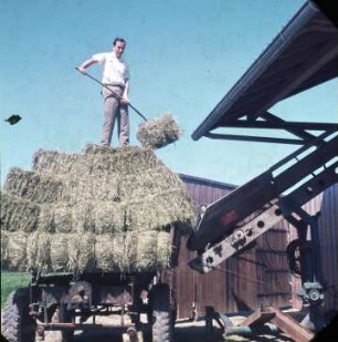 Fotografie: Erntetechnik, Heuernte, Hochdruckpresse, Ballenkette, Lagertechnik