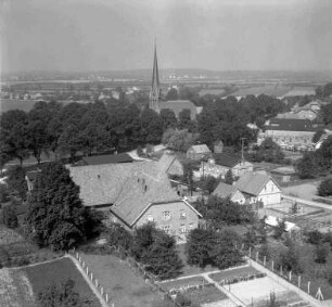 Hof von Familie Niemeyer (Hauptstraße 59): Luftbild: im Hintergrund Friedenskirche