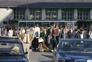 Freiburg: Pendler vor dem Hauptbahnhof