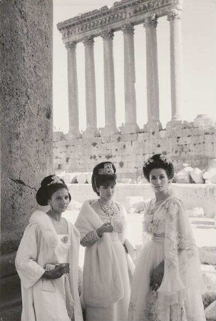 Vicomtesse Jacqueline de Ribes, Prinzesin Mona-es-Solh und eine weitere Besucherin auf dem Bal des petits lits blancs in Baalbek (von re. nach li.)
