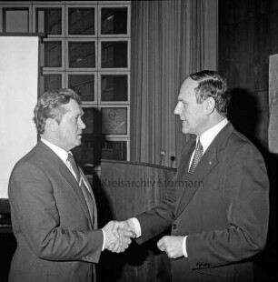 Kreistag: Kreistagssitzungssaal: Verpflichtung von Hans-Peter Hinselmann, Kreistagsabgeordneter der CDU, durch Kreispräsident Hubert Priemel: hinten Fensterfront