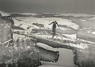 Osterzgebirge. Sachsenschanze am Geisingberg. Skispringen während der Deutschen Skimeisterschaften. Springer während des Fluges