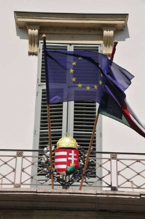 Budapest - Europafahne am Palais des Staatspräsidenten : An der Fassade des Palais des Staatspräsidenten auf dem Burgberg weht die Europafahne. Aufgenommen in der City von Budapest am 13. Juni 2011