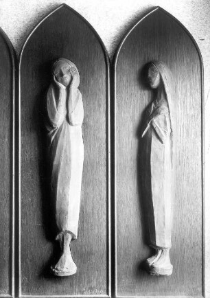 Die Tänzerin & Die Erwartende : Fries der Lauschenden. Die Tänzerin und die Erwartende. Terrakotta; H. 86 cm bzw. H. 84,5 cm (1926; E. Barlach)