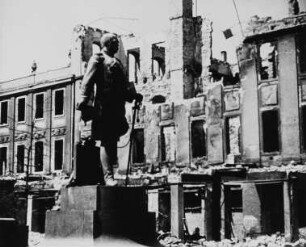 Szene aus dem sowjetischen Dokumentarfilm "Die Befreiung Dresdens": Bismarck-Denkmal