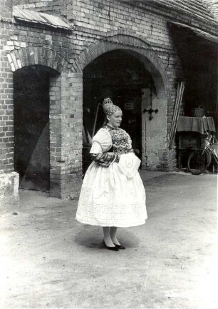 Brautjungfer aus Bluno : Kleidung - Hoyerswerdaer Tracht. Ort: Bluń / Bluno. Brautjungfer (družka)