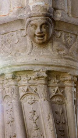 Frankreich. Haute Normandie. Seine Maritime. Envermeu. Kirche Notre Dame du Petit Caux. Säulen Kapitell. Detail