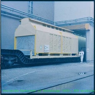 Transport von Brennelementen in einem Castor-Behälter (Cask for Storage and Transport of Radioactive Material) der Firma Salzgitter Maschinen und der Gesellschaft für Nuklear-Service (GNS)