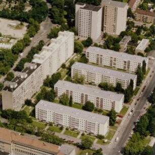 Dresden-Johannstadt. Wohnbauten (1969-1971; U. Fehrmann) zwischen Schumann-, Gerok- und Dürerstraße. Luftbild-Schrägaufnahme von Südwesten