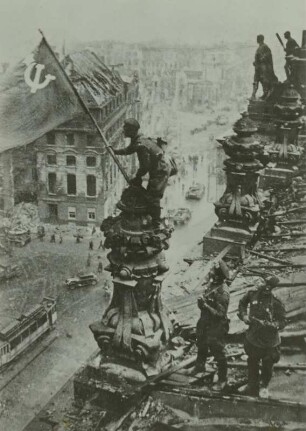 Berlin, auf dem Reichstagsgebäude in Berlin wird die sowjetische Flagge gehißt