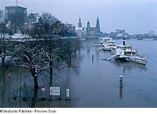 Elbehochwasser. Blick von der Carolabrücke über überschwemmtes Terrassenufer und Dampferanlegestellen